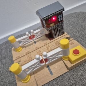 Fisher-Price Thomas & Friends Wooden Railway Deluxe Railroad Crossing Signal